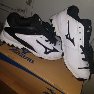 Softball metal cleats